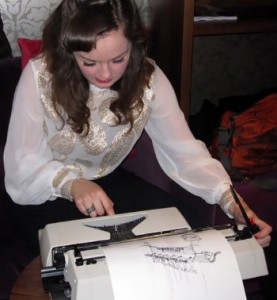 Keira Rathbone, artista inglesa que faz desenhos com a máquina de escrever.