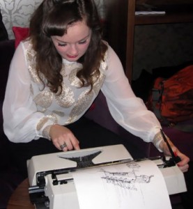 Keira Rathbone, artista inglesa que faz desenhos com a máquina de escrever. Keira Rathbone, artista inglesa que faz desenhos com a máquina de escrever.