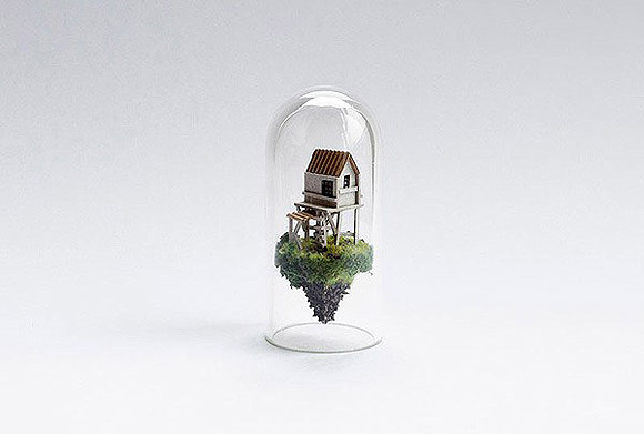 Dioramas em tubos de ensaio feitos por Rosa de Jong