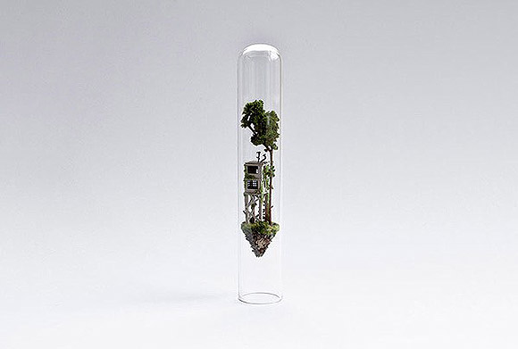Dioramas em tubos de ensaio feitos por Rosa de Jong